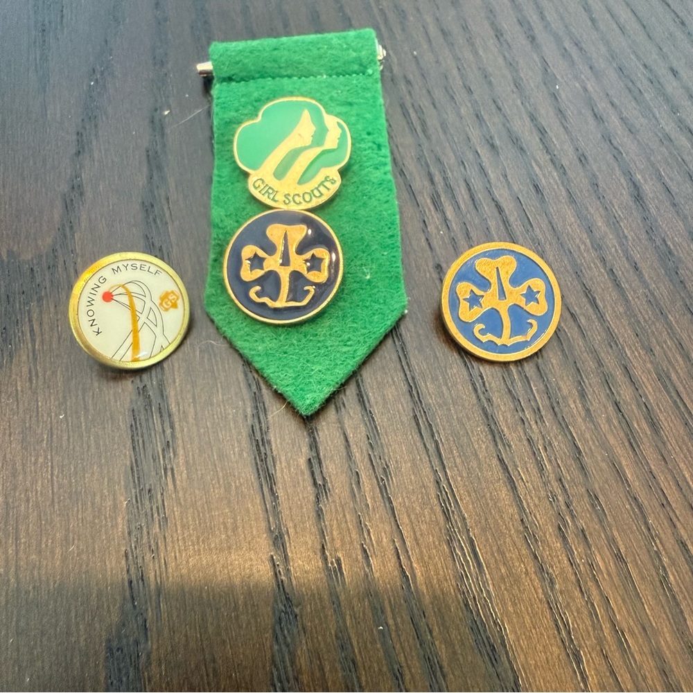 Girl‎ Scouts Pin Set with Green Ribbon